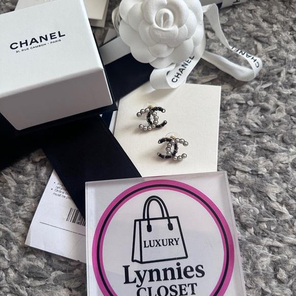 BNWT CHANEL Pearl-Accented Interlocking Logo Earrings - Black & Gold - Picture 14 of 16